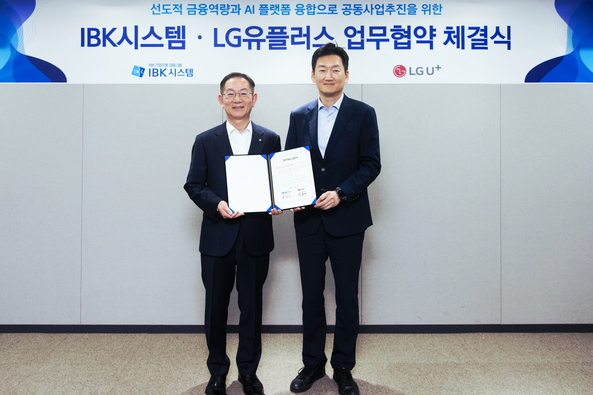 ▲LG유플러스가 금융 분야에 최적화된 인공지능(AI) 서비스를 개발하기 위해 IBK시스템과 손을 잡았다. 사진은 지난 6일 서울 중구 IBK시스템 본사에서 열린 업무협약식에서 권용현 LG유플러스 엔터프라이즈부문장(오른쪽)과 현권익 IBK시스템 대표이사(왼쪽)가 기념 촬영을 하고 있는 모습. (사진제공=LG유플러스)