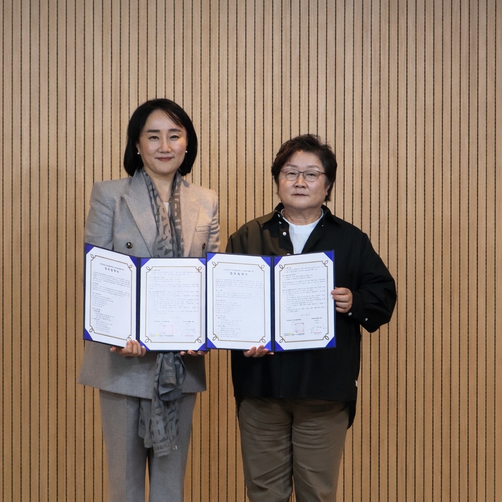 ▲김영민 바야다홈헬스케어 대표(왼쪽)와 정지향 한국희귀·난치성질환연합회 사무총장이 MOU 체결 후 기념 촬영을 하고 있다. (사진제공=한국희귀·난치성질환연합회)
