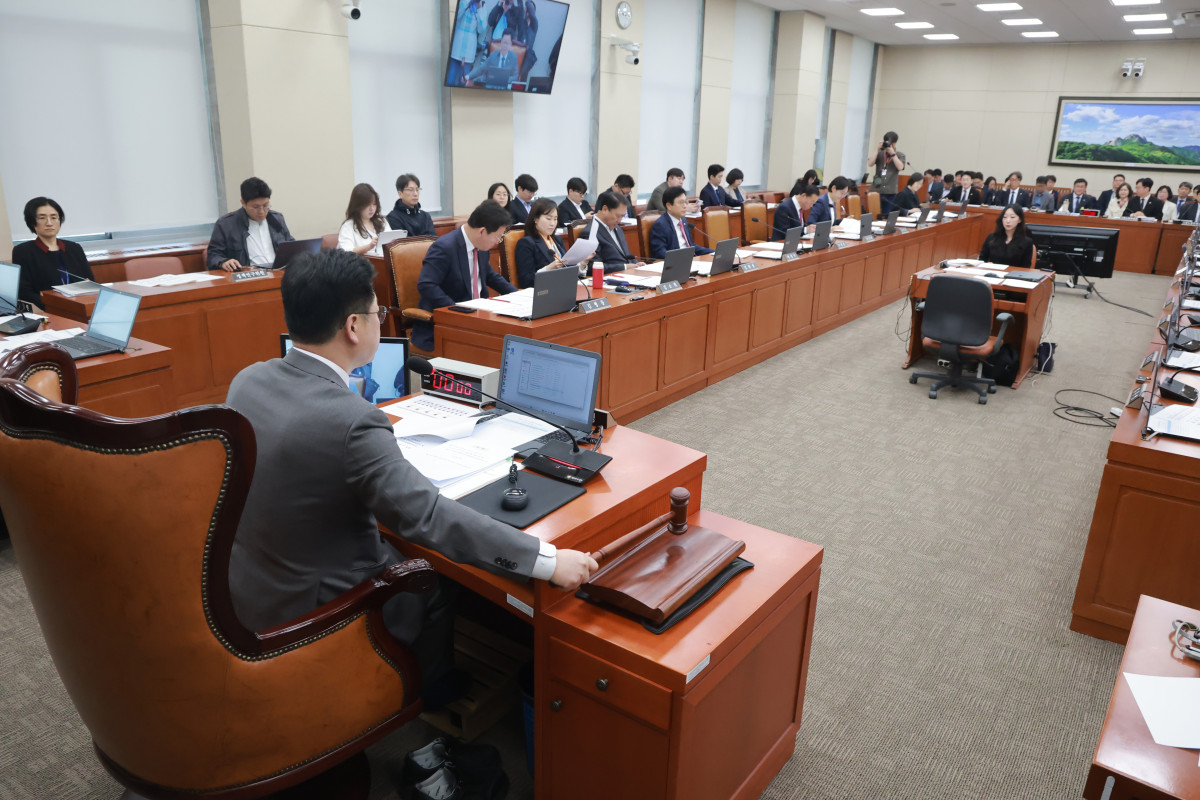 ▲2일 국회에서 열린 기후에너지환경노동위원회 전체회의에서 위원장인 더불어민주당 안호영 의원이 개의를 선언하고 있다. (연합뉴스)
