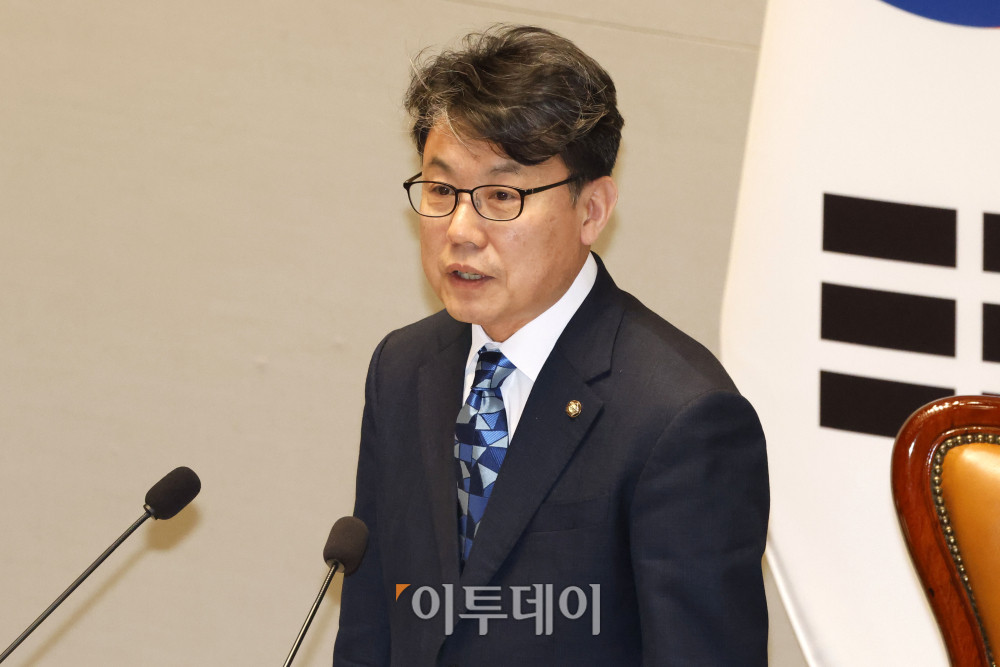 ▲7일 서울여의도 국회에서 열린 예산결산특별위원회 전체회의에서 위원장을 맡은 진성준 더불어민주당 의원이 발언을 하고 있다. 고이란 기자 photoeran@