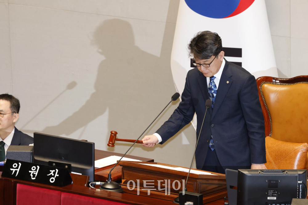 ▲7일 서울여의도 국회에서 열린 예산결산특별위원회 전체회의에서 위원장을 맡은 진성준 더불어민주당 의원이 의사봉을 두드리고 있다. 고이란 기자 photoeran@