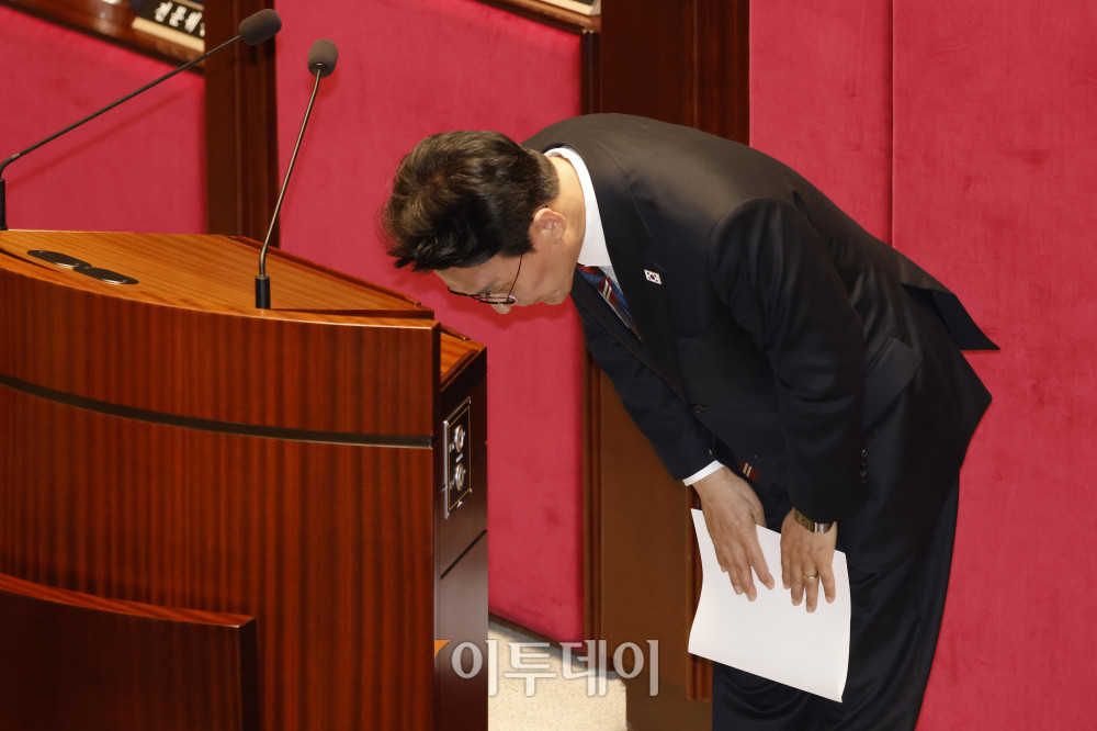 ▲김민석 국무총리가 7일 서울 여의도 국회에서 열린 예산결산특별위원회 전체회의에서 추가경정예산안 제안 설명을 마치고 인사하고 있다. 고이란 기자 photoeran@