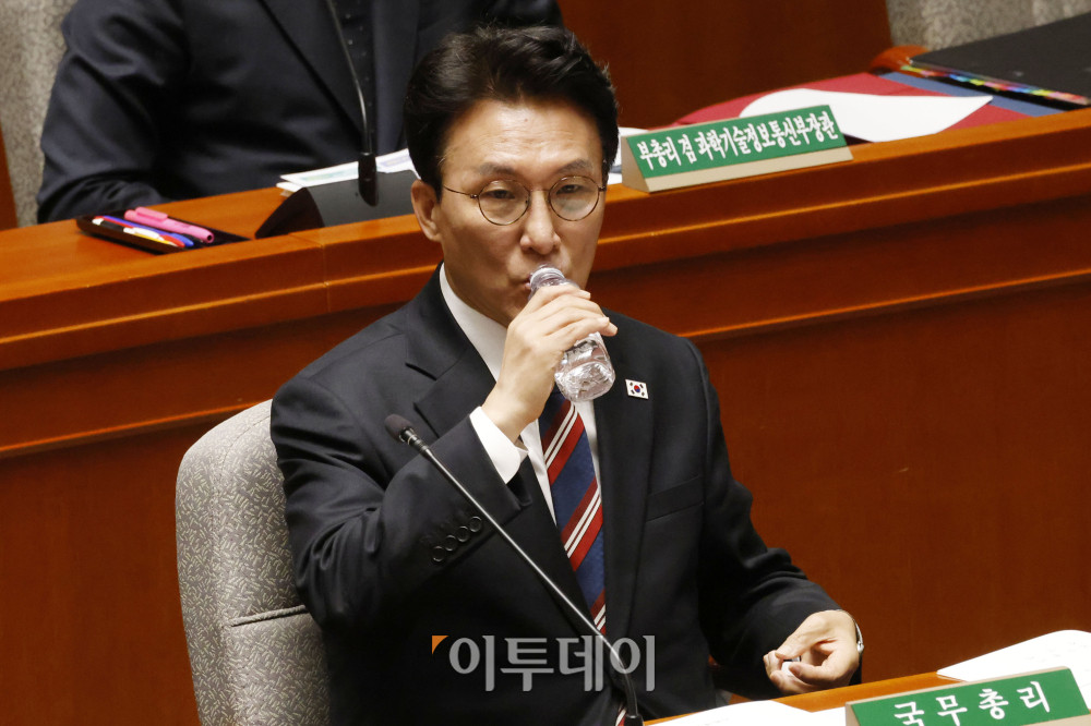 ▲김민석 국무총리가 7일 서울 여의도 국회에서 열린 예산결산특별위원회 전체회의에서 물을 마시고 있다. 고이란 기자 photoeran@