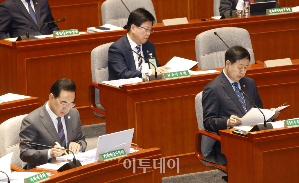 ▲구윤철(오른쪽) 부총리 겸 재정경제부 장관, 박홍근(왼쪽) 기획예산처 장관, 최교진 교육부 장관이 7일 서울 여의도 국회에서 열린 예산결산특별위원회 전체회의에서 자료를 살펴보고 있다. 고이란 기자 photoeran@