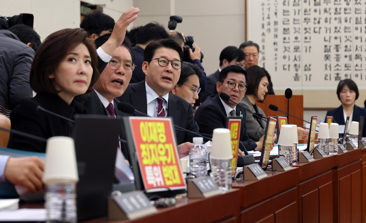 ▲국민의힘 위원들이 7일 국회에서 열린 '윤석열정권 정치검찰조작기소 의혹사건 진상규명' 국정조사특별위원회 전체회의에서 서영교 위원장에게 의사진행 발언권을 요청하며 항의하고 있다. (연합뉴스)
