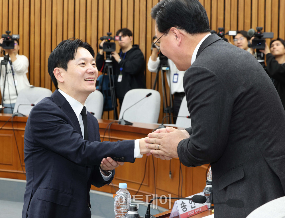 ▲7일 서울 여의도 국회에서 열린 민주당 공소 취소 재판 조직 진상 규명 청문회에서 박상용(왼쪽) 검사가 송언석 국민의힘 원내대표와 악수하고 있다. 김예연 인턴기자 kimye@