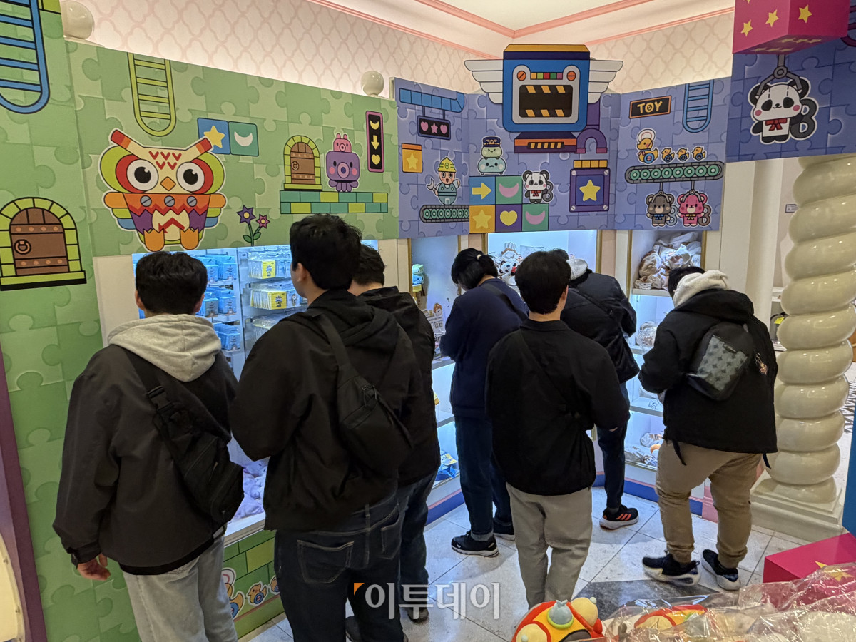 ▲7일 서울 송파구 롯데월드 어드벤처에 마련된 메이플 스토리 굿즈샵에 남성 고객들이 모여 상품을 구경하고 있는 모습. (송석주 기자 ssp@)