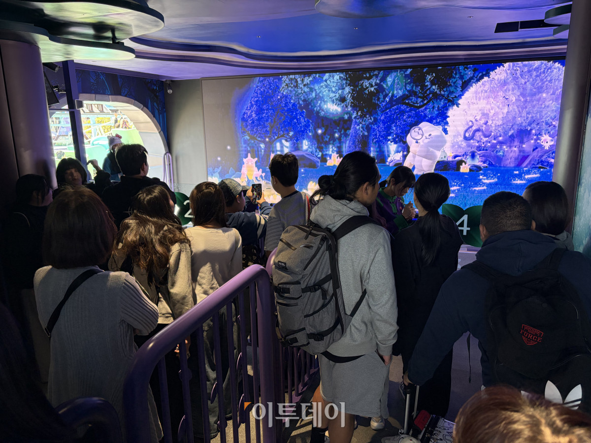 ▲7일 서울 송파구 롯데월드 어드벤처 메이플 스토리 아일랜드 존에 마련된 스톤익스프레스를 타기 위해 방문객들이 줄을 서 있는 모습. (송석주 기자 ssp@)