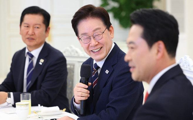 ▲이재명 대통령이 7일 청와대에서 열린 여야정 민생경제 협의체 회담에서 발언하고 있다. 왼쪽부터 더불어민주당 정청래 대표, 이 대통령, 국민의힘 장동혁 대표. (연합뉴스)