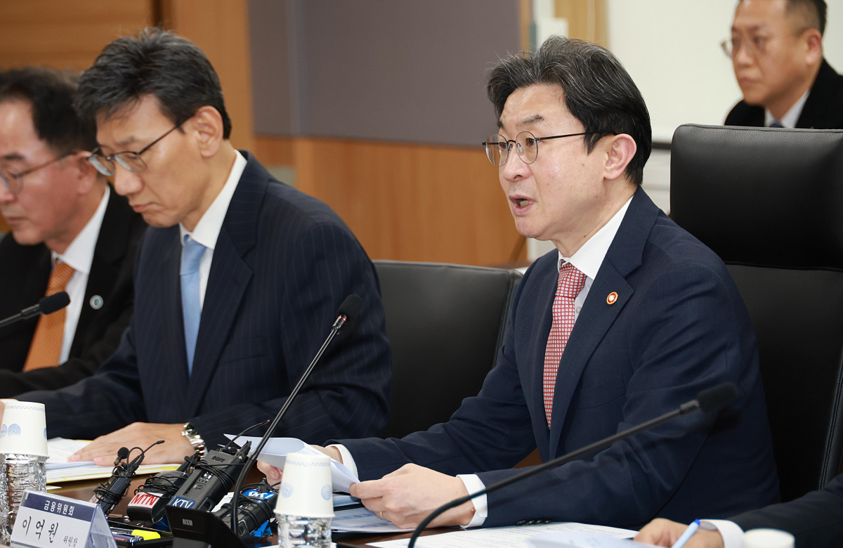 ▲이억원 금융위원장이 7일 오후 서울 종로구 정부서울청사에서 석유화학, 정유업계 및 정책·민간금융기관과 함께 '중동상황 피해업종 산업-금융권 간담회'를 하고 있다. (사진제공=금융위원회)