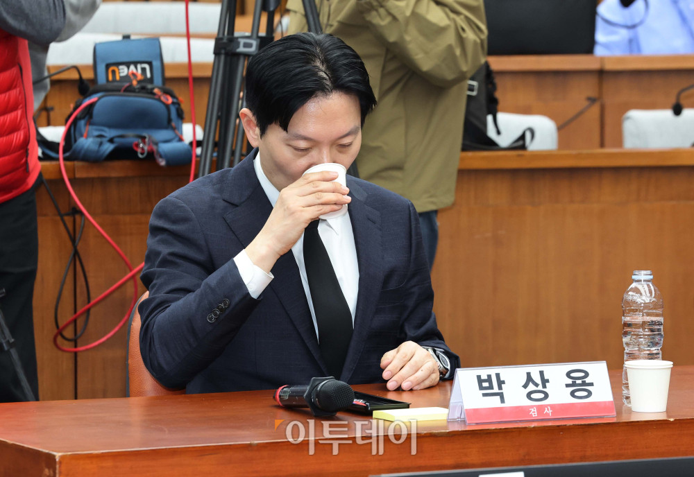 ▲7일 서울 여의도 국회에서 열린 민주당 공소 취소 재판 조직 진상 규명 청문회에서 박상용 검사가 물을 마시고 있다. 김예연 인턴기자 kimye@