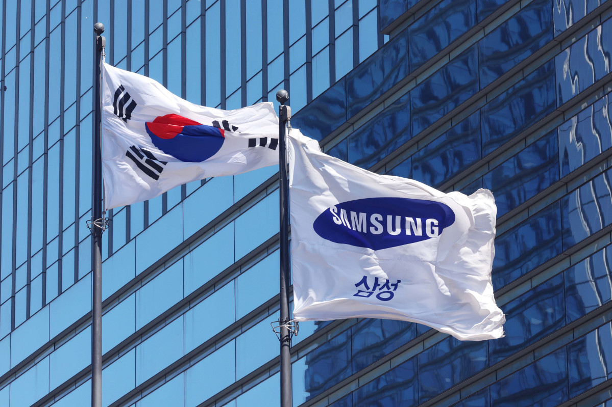 ▲삼성전자가 2026년 1분기 잠정 실적 발표를 통해 국내 기업 역사상 분기 기준 역대 최대 기록을 갈아치웠다. 7일 삼성전자는 연결 기준 매출 133조원, 영업이익 57조2000억원의 2026년 1분기 잠정 실적을 공시했다. 이번 실적은 삼성전자 창사 이래 최대 분기 실적일 뿐 아니라 국내 기업 전체를 통틀어도 사상 최대 수준이다. 이번 분기 영업이익은 전년 동기 대비  755.01% 폭증했다. 매출은 133조원으로 작년 동기 대비 68.1% 증가했다. 이로써 삼성전자는 지난해 4분기 세웠던 역대 최대 기록(매출 93조8374억원, 영업익 20조737억원)을 불과 한 분기 만에 갈아치우며 2분기 연속 ‘신기록 행진’을 이어가게 됐다. 사진은 이날 삼성전자 서초사옥. 신태현 기자 holjjak@