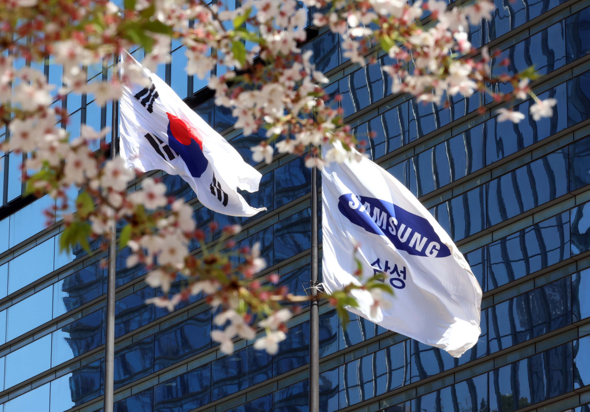 ▲삼성전자가 2026년 1분기 잠정 실적 발표를 통해 국내 기업 역사상 분기 기준 역대 최대 기록을 갈아치웠다. 7일 삼성전자는 연결 기준 매출 133조원, 영업이익 57조2000억원의 2026년 1분기 잠정 실적을 공시했다. 이번 실적은 삼성전자 창사 이래 최대 분기 실적일 뿐 아니라 국내 기업 전체를 통틀어도 사상 최대 수준이다. 이번 분기 영업이익은 전년 동기 대비  755.01% 폭증했다. 매출은 133조원으로 작년 동기 대비 68.1% 증가했다. 이로써 삼성전자는 지난해 4분기 세웠던 역대 최대 기록(매출 93조8374억원, 영업익 20조737억원)을 불과 한 분기 만에 갈아치우며 2분기 연속 ‘신기록 행진’을 이어가게 됐다. 사진은 이날 삼성전자 서초사옥. 신태현 기자 holjjak@