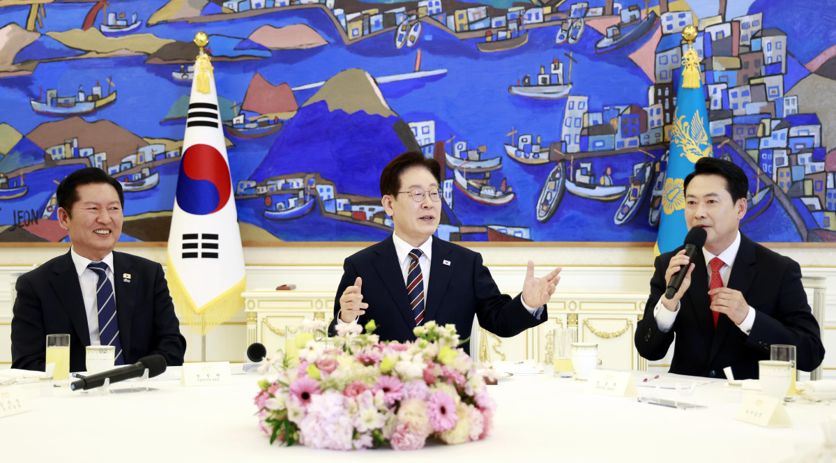 ▲이재명 대통령이 7일 청와대에서 열린 여야정 민생경제 협의체 회담에서 추가 발언을 권유하고 있다.     왼쪽부터 더불어민주당 정청래 대표, 이 대통령, 국민의힘 장동혁 대표. (연합뉴스)