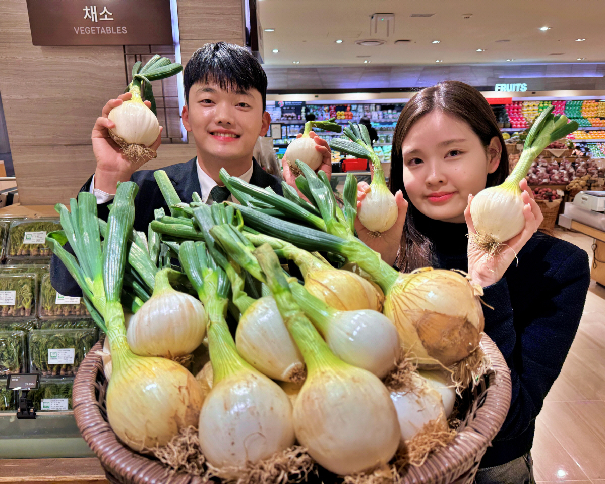 ▲롯데백화점 모델들이 7일 서울 중구 소공동 롯데백화점 본점 지하 1층 식품관에서 ‘고흥 햇양파’를 선보이고 있다.
사진제공=롯데백화점