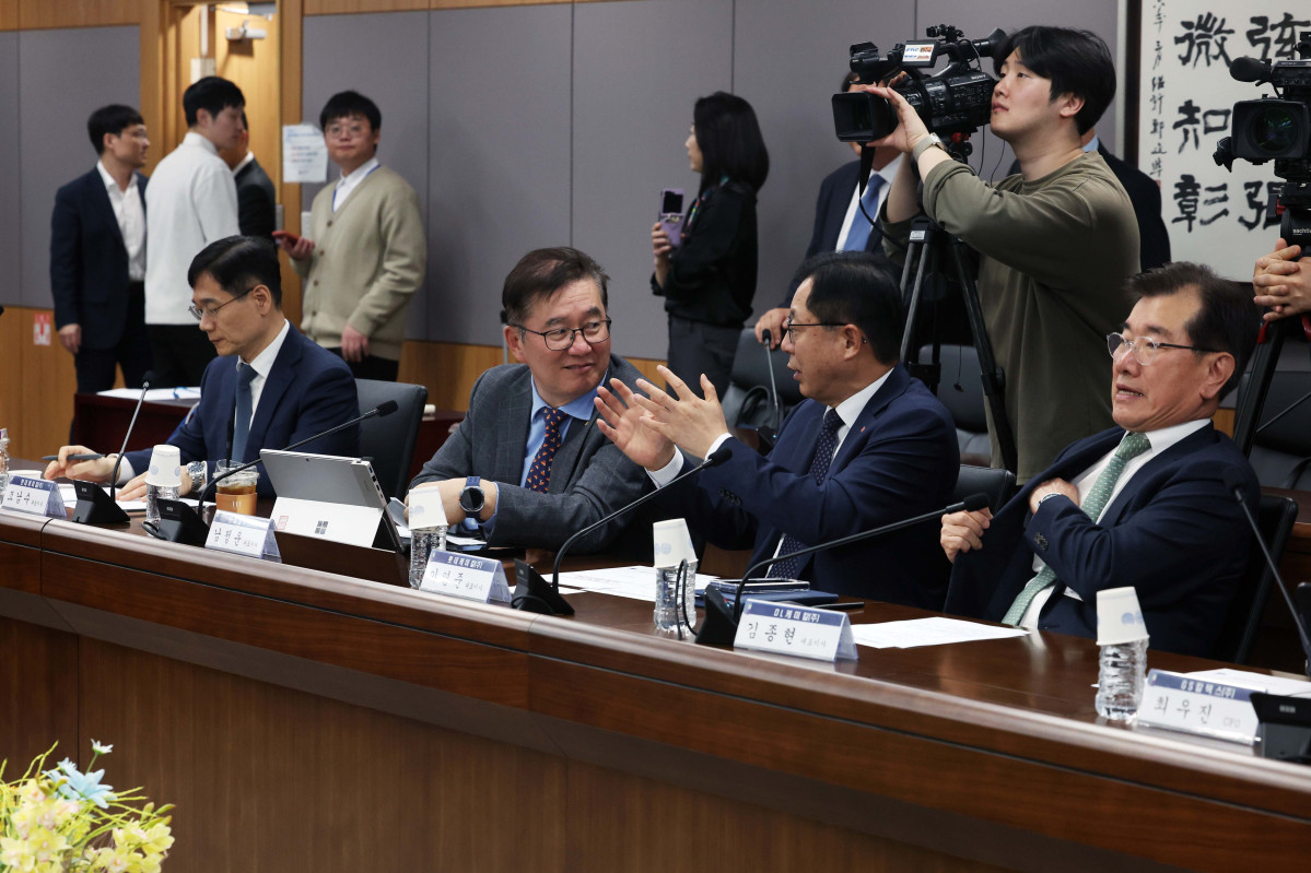 ▲7일 서울 종로구 정부서울청사에서 열린 ‘중동상황 피해업종 관련 산업-금융권 간담회’에 앞서 석화·정유업계 대표들이 대화하고 있다. 신태현 기자 holjjak@