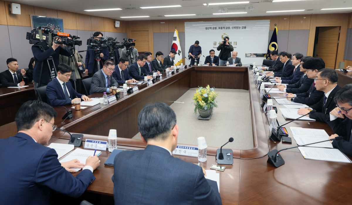 ▲이억원 금융위원장이 7일 서울 종로구 정부서울청사에서 열린 ‘중동상황 피해업종 관련 산업-금융권 간담회’에서 모두발언을 하고 있다. 신태현 기자 holjjak@