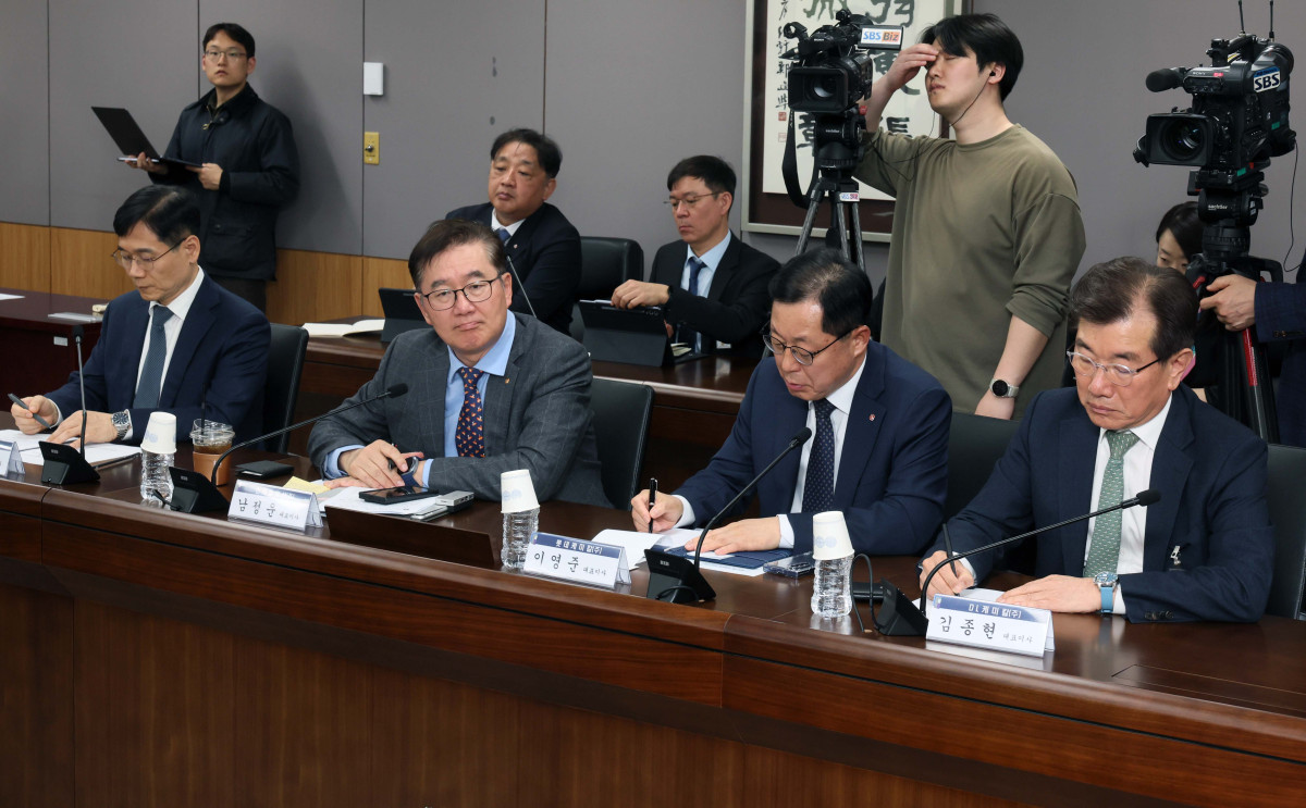▲7일 서울 종로구 정부서울청사에서 열린 ‘중동상황 피해업종 관련 산업-금융권 간담회’에 앞서 석화·정유업계 대표들이 이억원 금융위원장의 모두발언을 듣고 있다. 신태현 기자 holjjak@