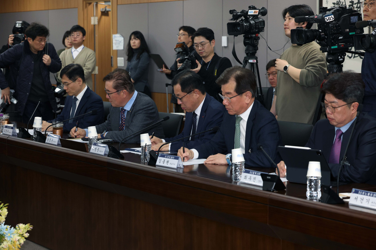 ▲7일 서울 종로구 정부서울청사에서 열린 ‘중동상황 피해업종 관련 산업-금융권 간담회’에 앞서 석화·정유업계 대표들이 이억원 금융위원장의 모두발언을 듣고 있다. 신태현 기자 holjjak@