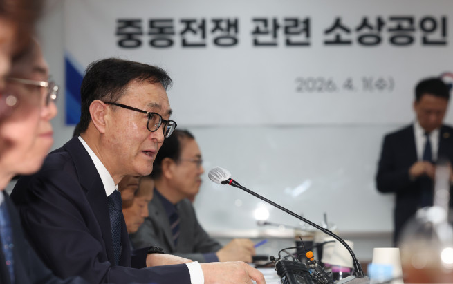 ▲송치영 소상공인연합회장이 1일 오전 서울 여의도 소상공인연합회에서 열린 중동전쟁 관련 포장용기·비닐 가격상승 소상공인 분야 영향점검회의에서 발언하고 있다. 2026.04.01. (뉴시스)