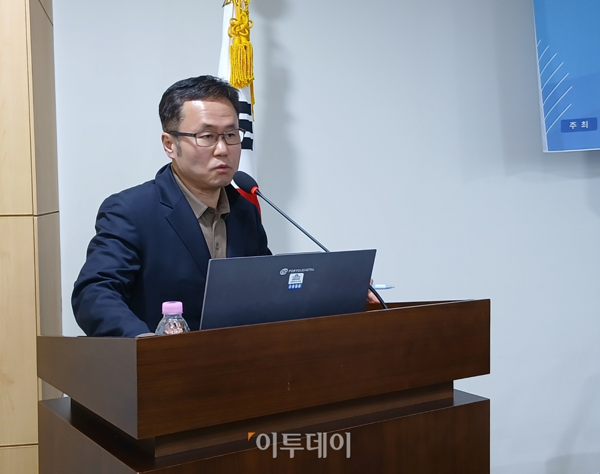 ▲나백주 을지대 의과대학 예방의학교실 교수가 7일 서울 영등포구 국회에서 전국보건의료산업노동조합과 건강돌봄시민행동의 주관으로 열린 ‘간호·간병통합서비스 전면 시행 방안’ 토론회에 참석해 발표 중이다. (한성주 기자 hsj@)