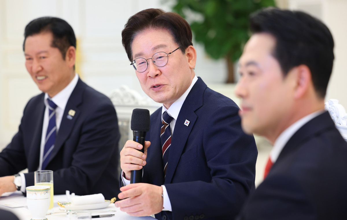 ▲이재명 대통령이 7일 청와대에서 열린 여야정 민생경제 협의체 회담에서 발언하고 있다.     왼쪽부터 더불어민주당 정청래 대표, 이 대통령, 국민의힘 장동혁 대표. (연합뉴스)