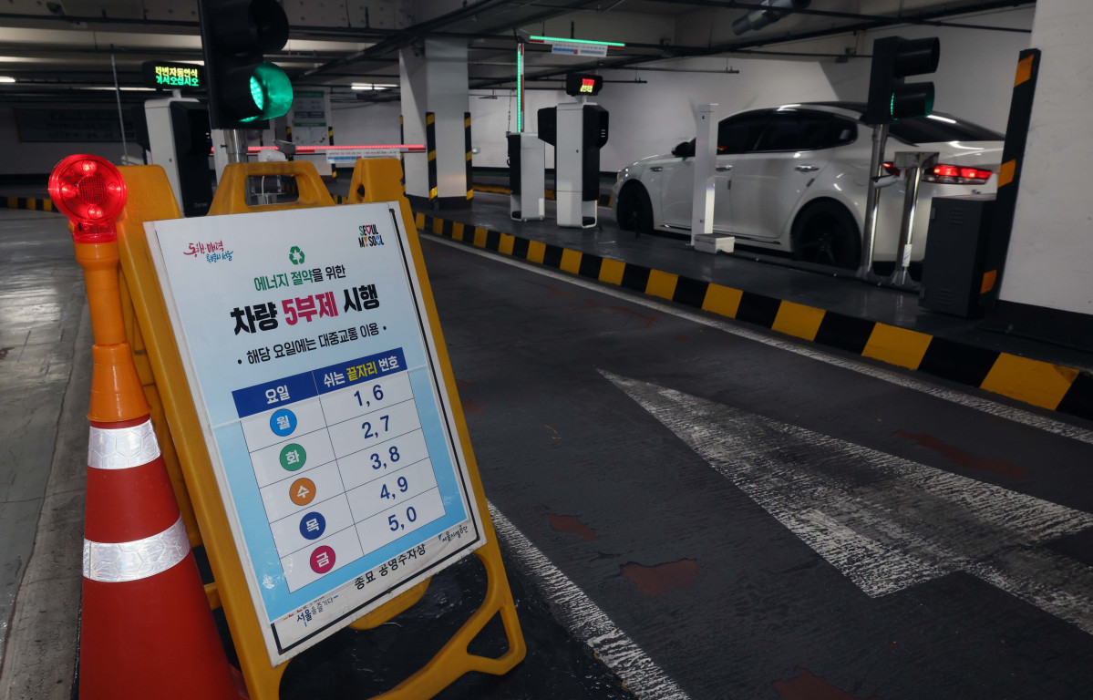 ▲공영주차장 차량 5부제 시행을 하루 앞둔 7일 서울 시내의 한 공영주차장에 안내문이 게시돼있다. 정부가 원유 자원안보위기경보를 '경계' 단계로 격상한 가운데 8일부터 전국 3만 여곳의 공영주차장에 차량 5부제를 도입한다. 단 전기·수소차, 장애인 차량, 임산부·미취학 아동 동승 차량 등은 제외된다. 현재 시행 중인 공공기관 차량 5부제는 2부제(홀짝제)로 강화된다. 신태현 기자 holjjak@