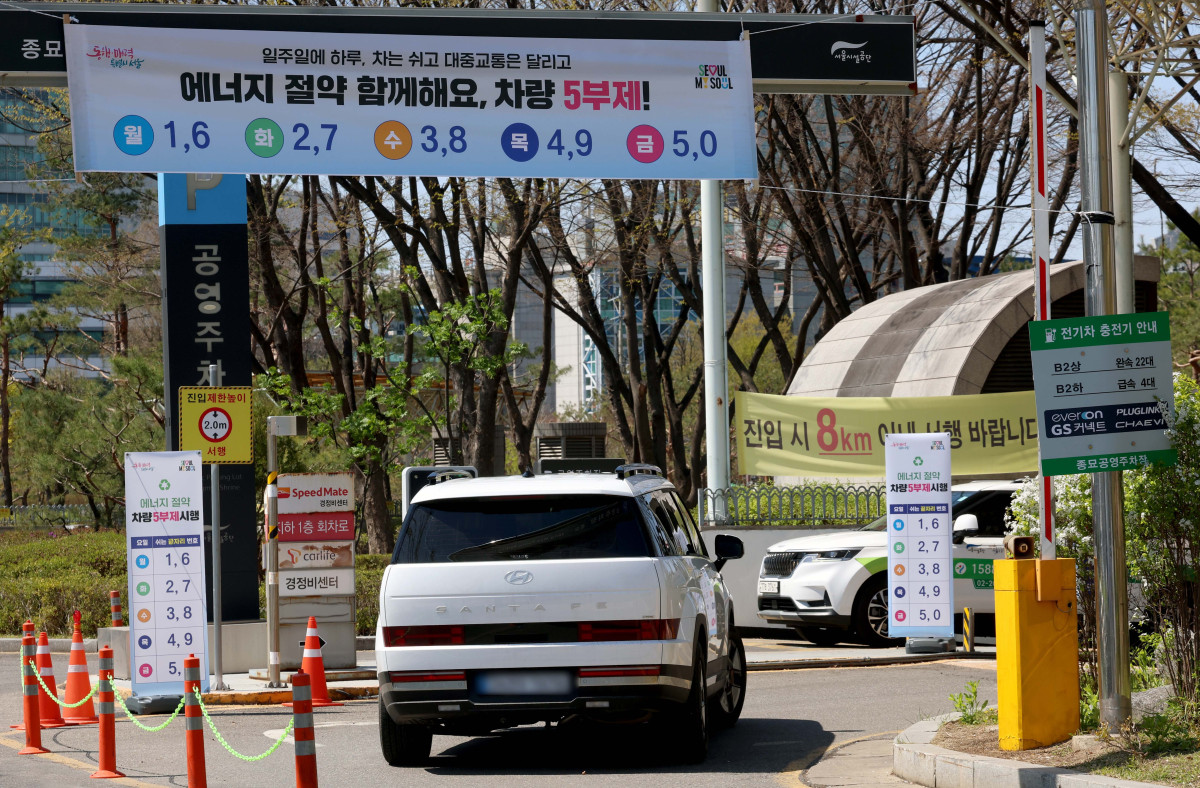 ▲공영주차장 차량 5부제 시행을 하루 앞둔 7일 서울 시내의 한 공영주차장에 안내문이 게시돼있다. 정부가 원유 자원안보위기경보를 '경계' 단계로 격상한 가운데 8일부터 전국 3만 여곳의 공영주차장에 차량 5부제를 도입한다. 단 전기·수소차, 장애인 차량, 임산부·미취학 아동 동승 차량 등은 제외된다. 현재 시행 중인 공공기관 차량 5부제는 2부제(홀짝제)로 강화된다. 신태현 기자 holjjak@