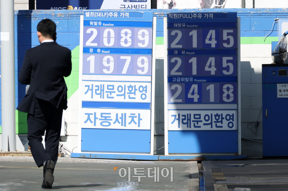 ▲서울 지역 휘발유 평균 가격이 리터당 2000원을 넘어선 7일 서울 시내 한 주유소에 시세표가 세워져 있다. 이날 한국석유공사 유가정보시스템 오피넷에 따르면 15시 기준 서울 주유소 평균 휘발유 가격은 리터당 2001.54원으로 전날보다 11.5원 올랐다. 서울 휘발유 가격이 2000원대를 넘어선 것은 러시아·우크라이나 전쟁 여파로 국제유가가 급등했던 2022년 7월 이후 약 3년 8개월 만이다. 고이란 기자 photoeran@