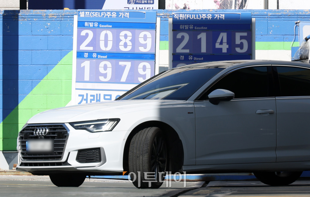 ▲서울 지역 휘발유 평균 가격이 리터당 2000원을 넘어선 7일 서울 시내 한 주유소에서 시민들이 주유를 하고 있다. 이날 한국석유공사 유가정보시스템 오피넷에 따르면 15시 기준 서울 주유소 평균 휘발유 가격은 리터당 2001.54원으로 전날보다 11.5원 올랐다. 서울 휘발유 가격이 2000원대를 넘어선 것은 러시아·우크라이나 전쟁 여파로 국제유가가 급등했던 2022년 7월 이후 약 3년 8개월 만이다. 고이란 기자 photoeran@
