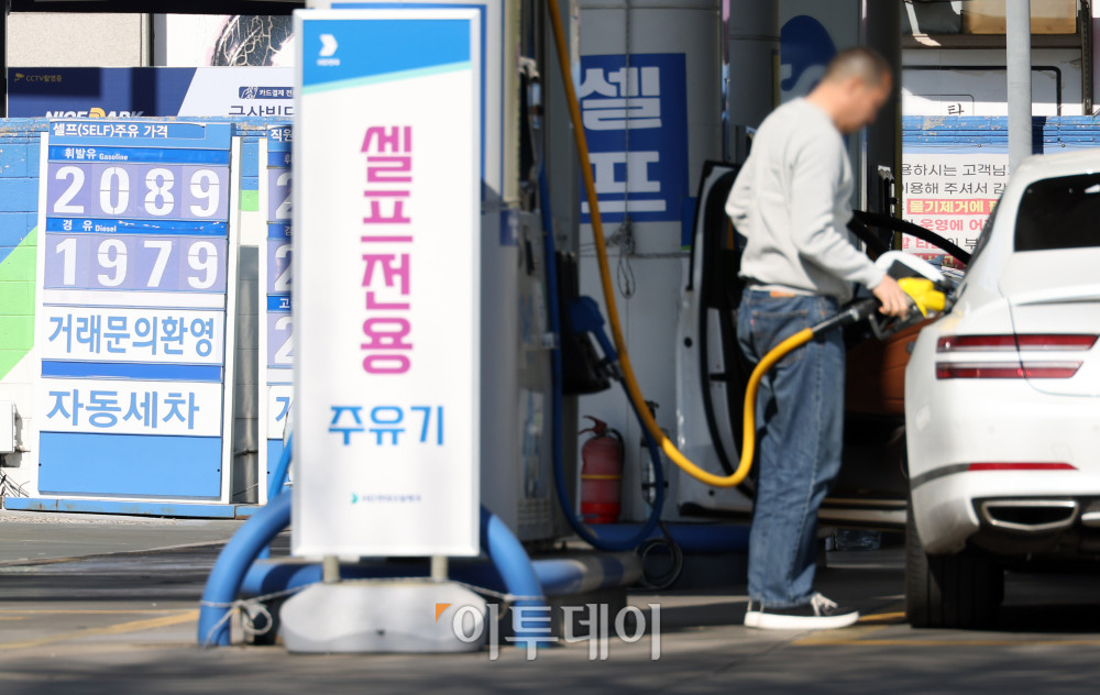 ▲서울 지역 휘발유 평균 가격이 리터당 2000원을 넘어선 7일 서울 시내 한 주유소에서 시민들이 주유를 하고 있다. 이날 한국석유공사 유가정보시스템 오피넷에 따르면 15시 기준 서울 주유소 평균 휘발유 가격은 리터당 2001.54원으로 전날보다 11.5원 올랐다. 서울 휘발유 가격이 2000원대를 넘어선 것은 러시아·우크라이나 전쟁 여파로 국제유가가 급등했던 2022년 7월 이후 약 3년 8개월 만이다. 고이란 기자 photoeran@