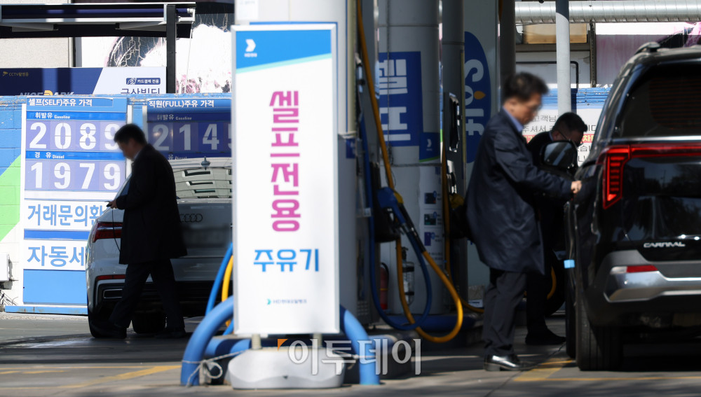 ▲서울 지역 휘발유 평균 가격이 리터당 2000원을 넘어선 7일 서울 시내 한 주유소에서 시민들이 주유를 하고 있다. 이날 한국석유공사 유가정보시스템 오피넷에 따르면 15시 기준 서울 주유소 평균 휘발유 가격은 리터당 2001.54원으로 전날보다 11.5원 올랐다. 서울 휘발유 가격이 2000원대를 넘어선 것은 러시아·우크라이나 전쟁 여파로 국제유가가 급등했던 2022년 7월 이후 약 3년 8개월 만이다. 고이란 기자 photoeran@