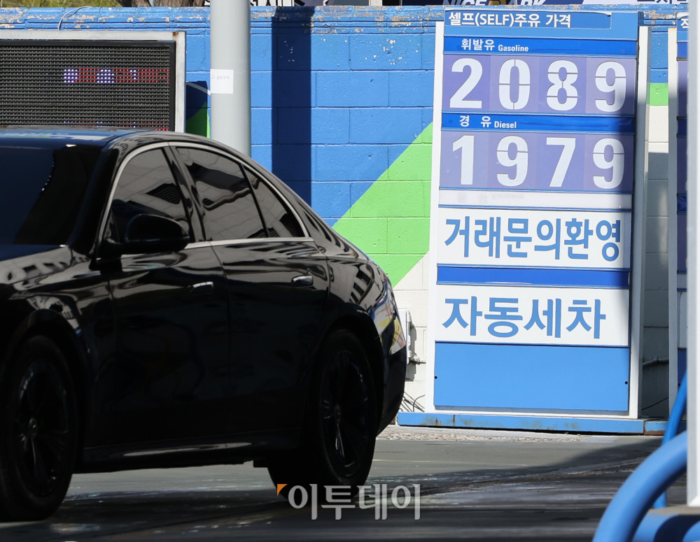 ▲7일 오전 유가정보시스템 오피넷에 따르면 서울 주유소 휘발유 가격은 전날보다 10원 가까이 오르면서 리터(ℓ)당 평균 2000.27원을 기록했다. 중동 전쟁의 여파로 국내 주유소 기름값이 연일 상승하면서 서울 지역의 휘발유 평균 가격이 2000원을 넘은 건 3년 8개월 만이다. 이날 서울의 한 주유소에서 시민들이 주유를 하고 있다. 김예연 인턴기자 kimye@