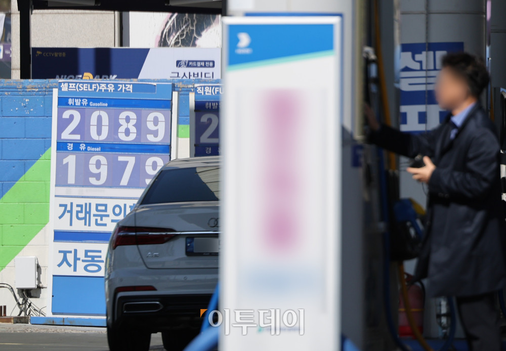 ▲7일 오전 유가정보시스템 오피넷에 따르면 서울 주유소 휘발유 가격은 전날보다 10원 가까이 오르면서 리터(ℓ)당 평균 2000.27원을 기록했다. 중동 전쟁의 여파로 국내 주유소 기름값이 연일 상승하면서 서울 지역의 휘발유 평균 가격이 2000원을 넘은 건 3년 8개월 만이다. 이날 서울의 한 주유소에서 시민들이 주유를 하고 있다. 김예연 인턴기자 kimye@