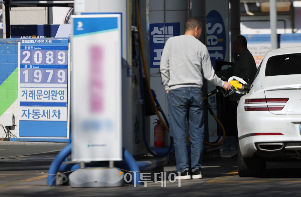 ▲7일 오전 유가정보시스템 오피넷에 따르면 서울 주유소 휘발유 가격은 전날보다 10원 가까이 오르면서 리터(ℓ)당 평균 2000.27원을 기록했다. 중동 전쟁의 여파로 국내 주유소 기름값이 연일 상승하면서 서울 지역의 휘발유 평균 가격이 2000원을 넘은 건 3년 8개월 만이다. 이날 서울의 한 주유소에서 시민들이 주유를 하고 있다. 김예연 인턴기자 kimye@