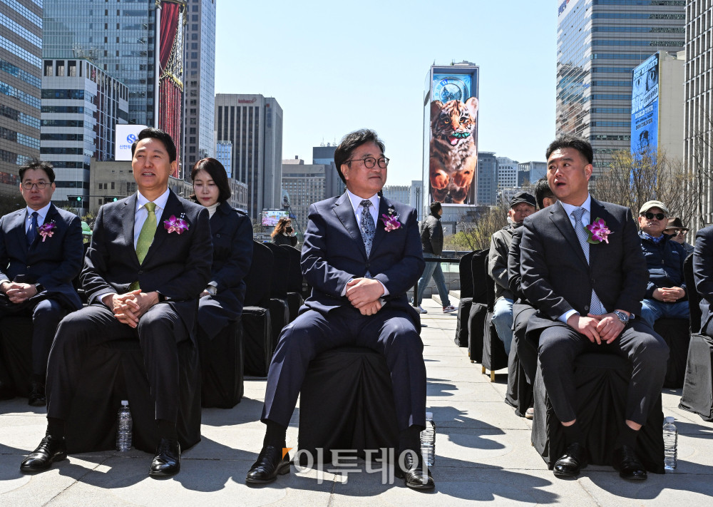 ▲이호재 한국사진기자협회장(왼쪽부터)과 우원식 국회의장, 오세훈 서울시장이 7일 서울 광화문광장 놀이마당에서 열린 제62회 한국 보도사진전 개막식에서 자리하고 있다. 2026. 04.07 사진공동취재단