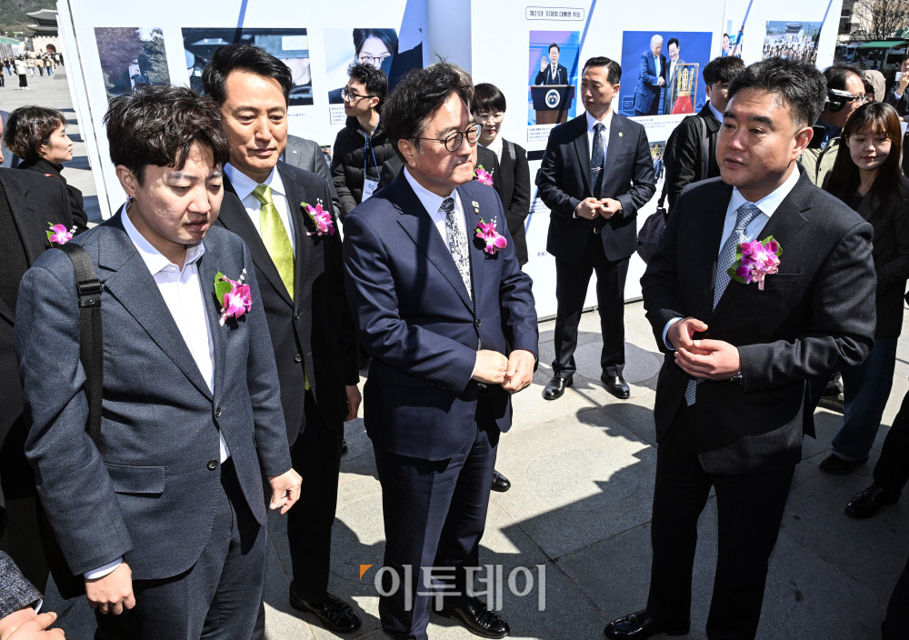 ▲이호재 한국사진기자협회장과 우원식 국회의장, 이준석 개혁신당 대표, 오세훈 서울시장 등 내빈들이 7일 서울 광화문광장 놀이마당에서 열린 제62회 한국 보도사진전 개막식을 마친 뒤 전시된 보도사진을 바라보고 있다. 2026. 04.07 사진공동취재단