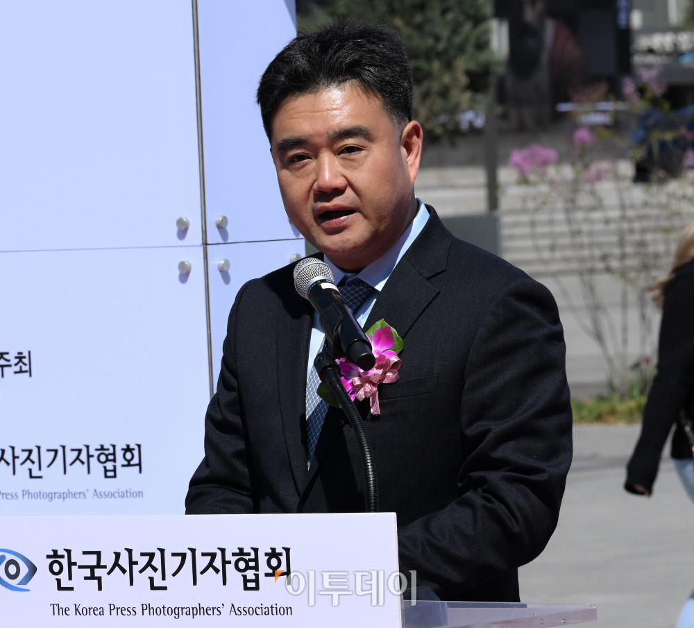 ▲이호재 한국사진기자협회장이 7일 서울 광화문광장 놀이마당에서 열린 제62회 한국 보도사진전 개막식에서 개회사를 하고 있다. 2026. 04.07 사진공동취재단