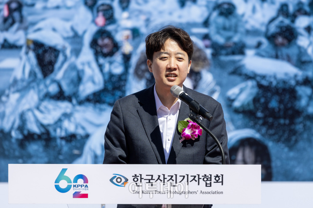 ▲이준석 개혁신당 당대표가 7일 서울 종로구 광화문 광장에서 열린 제62회 한국보도사진전 ‘오늘의 보도사진, 내일의 역사가 되다’ 개막식에서 축사하고 있다.2026.4.7. 사진공동취재단