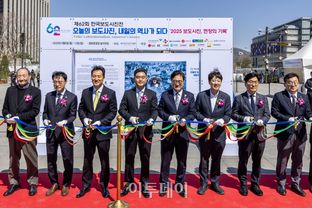▲7일 서울 종로구 광화문 광장에서 열린 제62회 한국보도사진전 ‘오늘의 보도사진, 내일의 역사가 되다’ 개막식에서 참석자들이 개막을 알리는 커팅식을 하고 있다. 왼쪽부터 김효재 한국언론진흥재단 이사장, 이규연 청와대 홍보수석, 오세훈 서울시장, 이호재 한국사진기자협회장, 우원식 국회의장, 이준석 개혁신당 당대표, 더불어민주당 대변인인 박해철 의원, 박종현 한국기자협회장. 2026.4.7. 사진공동취재단