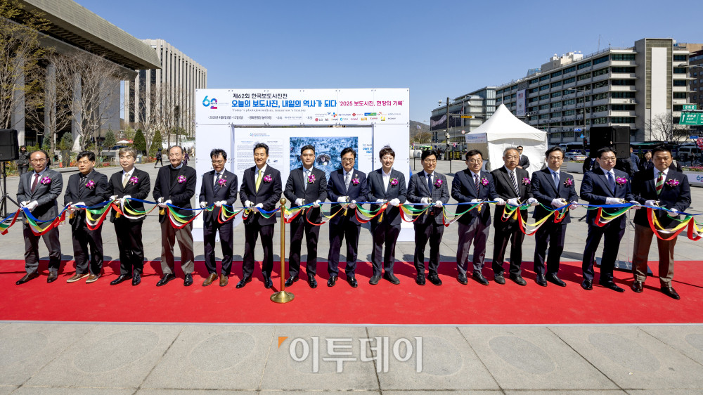 ▲7일 서울 종로구 광화문 광장에서 열린 제62회 한국보도사진전 ‘오늘의 보도사진, 내일의 역사가 되다’ 개막식에서 참석자들이 개막을 알리는 커팅식을 하고 있다. 왼쪽부터 박정우 캐논코리아 대표, 김형진 한국편집기자협회장, 염영남 뉴시스 대표이사 사장, 김효재 한국언론진흥재단 이사장, 이규연 청와대 홍보수석, 오세훈 서울시장, 이호재 한국사진기자협회장, 우원식 국회의장, 이준석 개혁신당 당대표, 더불어민주당 대변인인 박해철 의원, 박종현 한국기자협회장, 장문기 한국보도사진가협회장, 최연송 한국영상기자협회장, 정해환 니콘이미징코리아 대표, 김홍석 소니코리아 본부장. 2026.4.7. 사진공동취재단
