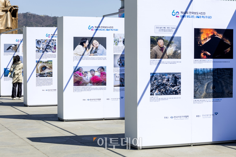 ▲시민들이 7일 서울 종로구 광화문 광장에서 열린 제62회 한국보도사진전 ‘오늘의 보도사진, 내일의 역사가 되다’에서 작품을 관람하고 있다. 2026.4.7 사진공동취재단