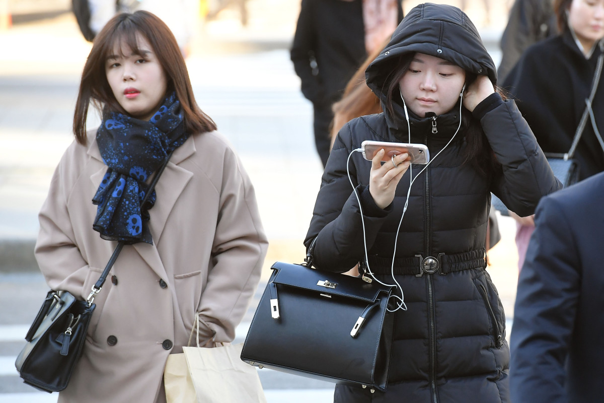 ▲서울 세종대로사거리에서 시민들이 두터운 외투를 입고 발걸음을 재촉하고 있다. (이투데이DB)