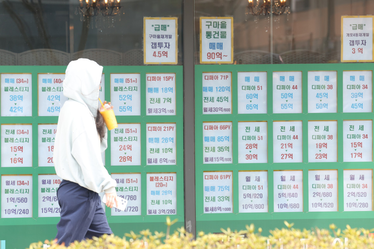 ▲서울 강남구의 한 부동산 중개업소에 붙은 매물 안내문 모습. (사진제공=연합뉴스)