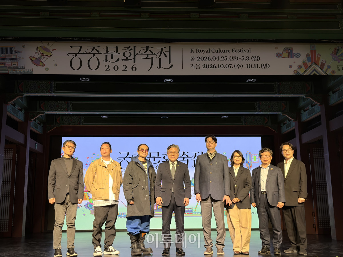 ▲2026년 궁중문화축전 기자간담회에서 기념촬영을 하고 있다. (황민주 기자 minchu@)