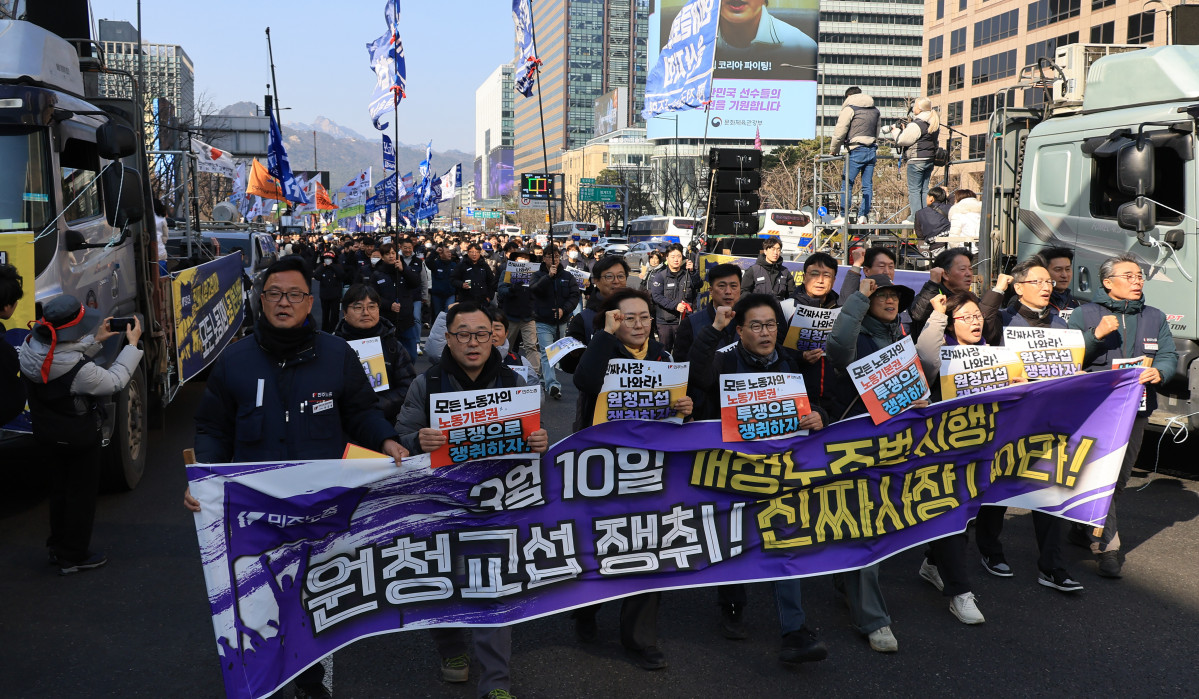 ▲'노란봉투법'(노동조합 및 노동관계조정법 2·3조 개정 법률) 시행 첫날인 지난달 10일 서울 세종로에서 열린 민주노총 투쟁 선포대회에서 집회를 마친 민주노총 조합원 등이 행진하고 있다. (연합뉴스)