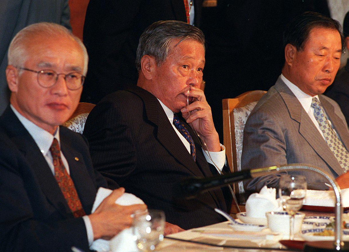 ▲폐암수술을 받은 고 최종현 회장(가운데)이 IMF 구제금융 직전인 1997년 9월 산소 호흡기를 꽂은 채 전경련 회장단 회의에 참석해 경제위기 극복 방안을 논의하고 있다. (연합뉴스)
