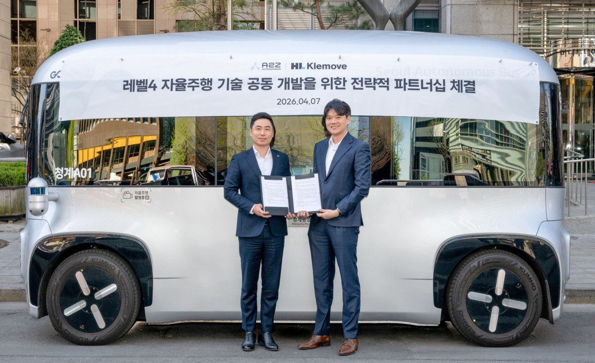 ▲HL클레무브 이윤행 사장(오른쪽)과 에이투지 한지형 사장(왼쪽)이 자율주행 셔틀 ‘로이(ROii)’ 앞에서 기념 촬영을 하고 있다. (사진=HL클레무브)