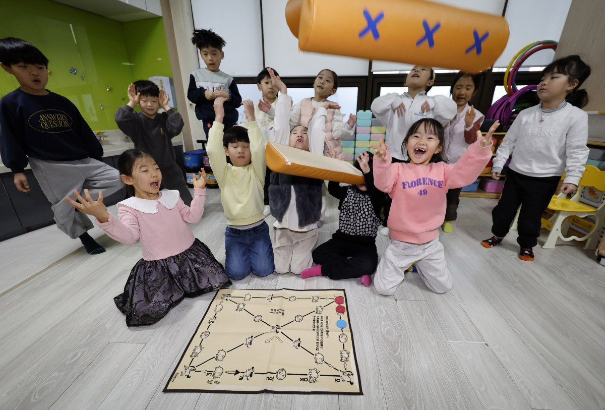 ▲서울 송파구청 어린이집 아이들이 설 맞이 전통 세시풍속 체험과 더불어 전통놀이 윷놀이를 하고 있다. (사진은 기사와 무관함) (뉴시스)