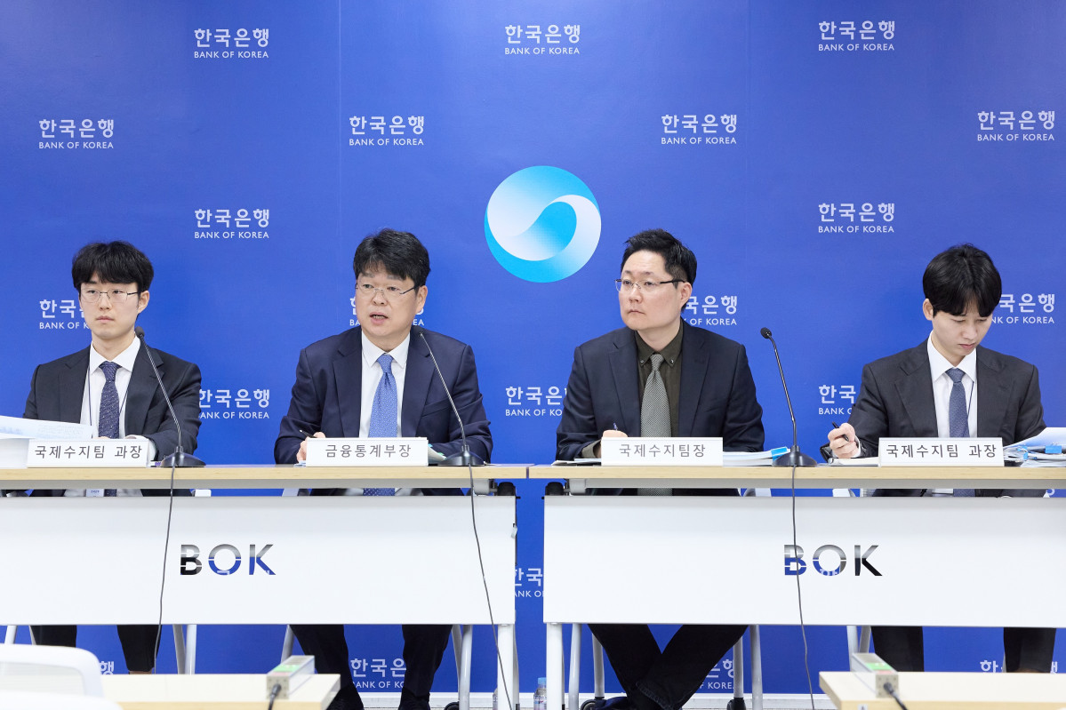 ▲8일 오전 서울 중구 한국은행에서 열린 2026년 2월 국제수지(잠정) 기자설명회사진 왼쪽부터 임연빈 국제수지팀 과장, 유성욱 금융통계부장, 박성곤 국제수지팀장, 김준영 국제수지팀 과장 (사진제공=한국은행)